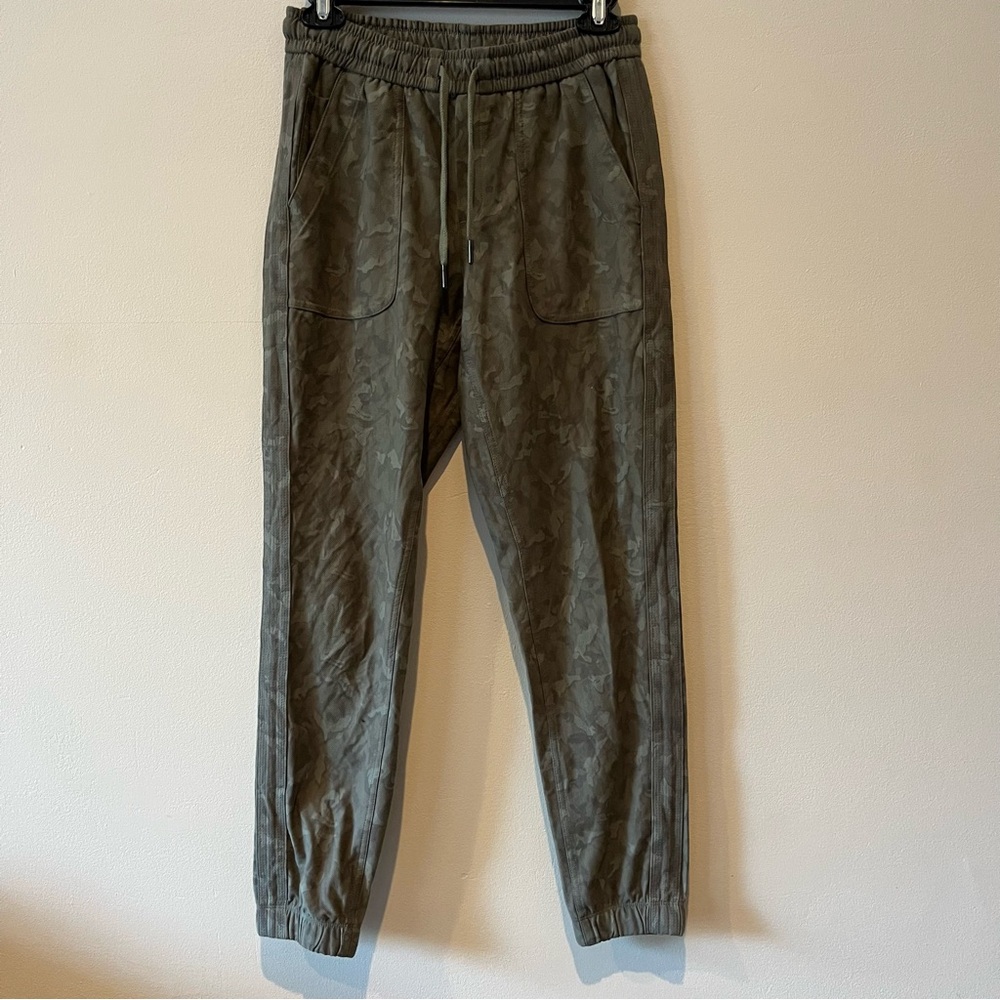 ATHLETA Printed Farallon Jogger Laurel Olive Camo - Picture 2 of 11